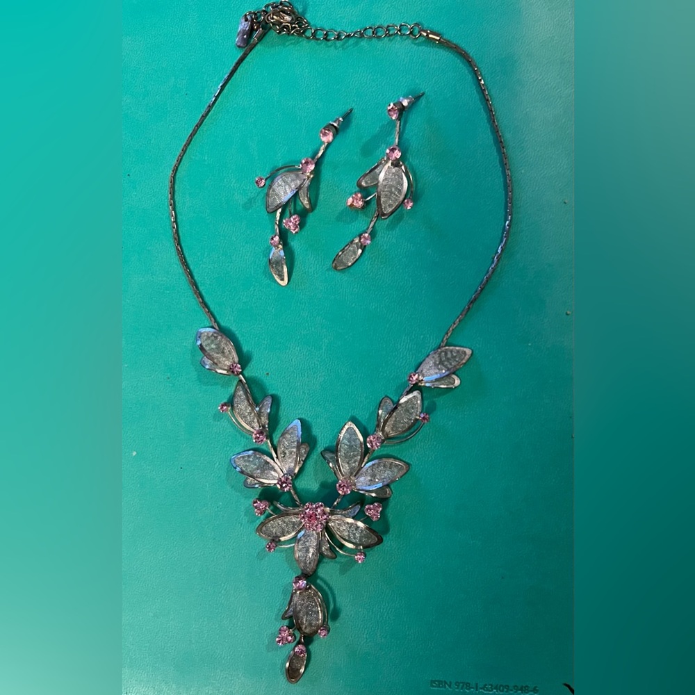 Silver and pink elegant necklace & earrings